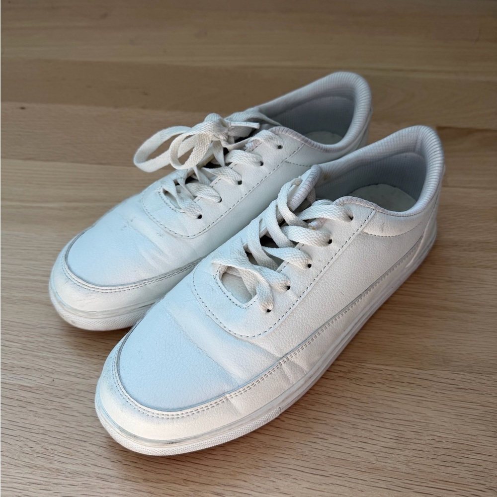 Woman’s White Low-Top Casual Sneakers